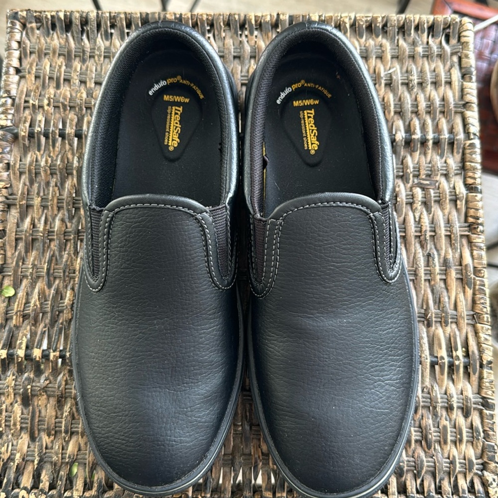 TREDSAFE black unisex slip resistant slip on shoes size men’s 5 women’s 6
